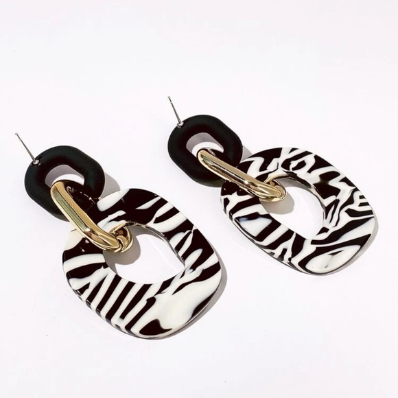 Zebra Print Chain Link Drop Earrings - Picture 2 of 5